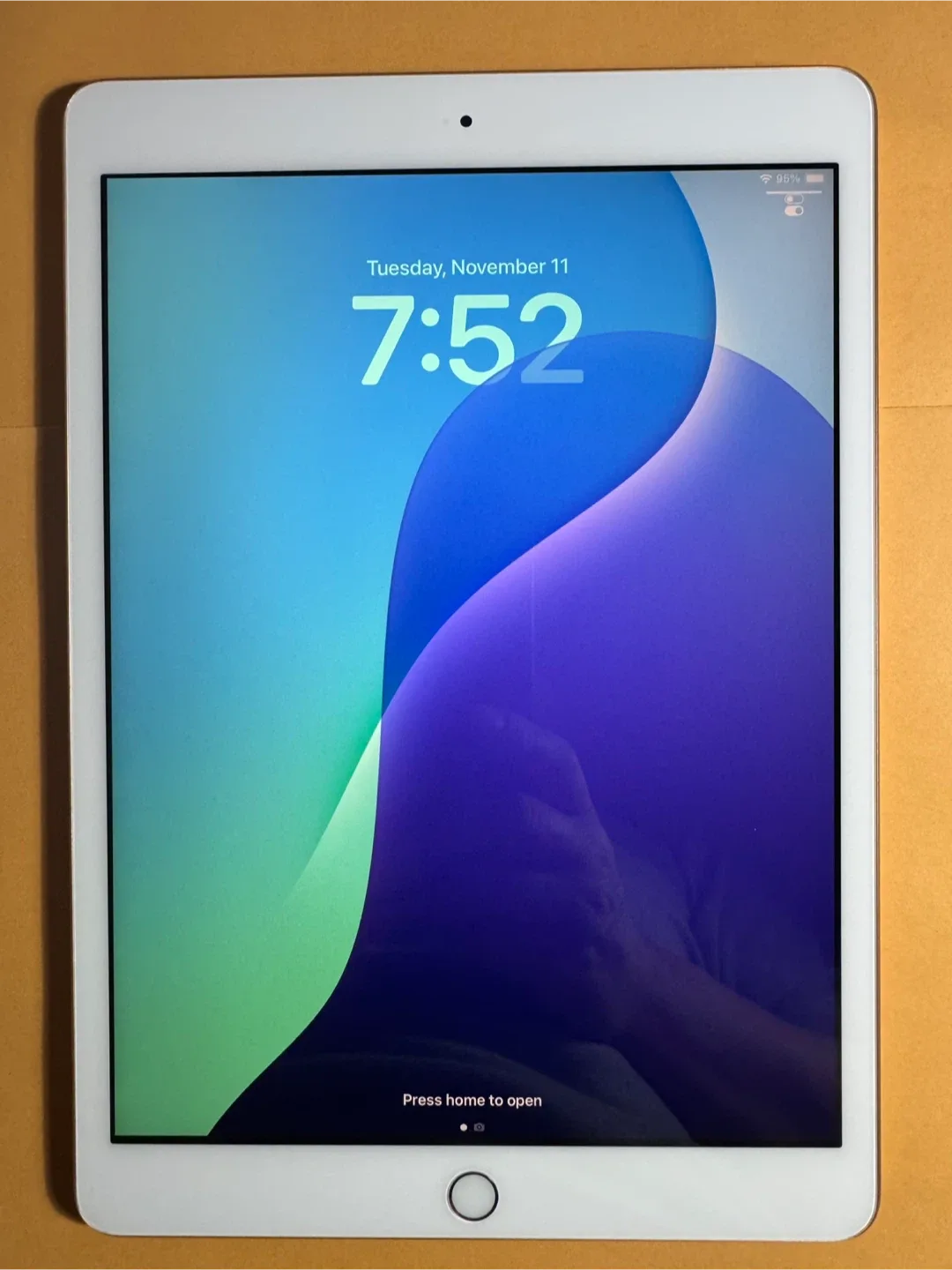 Apple iPad 8th Gen 128GB 2020 White/Gold image indicator(2)