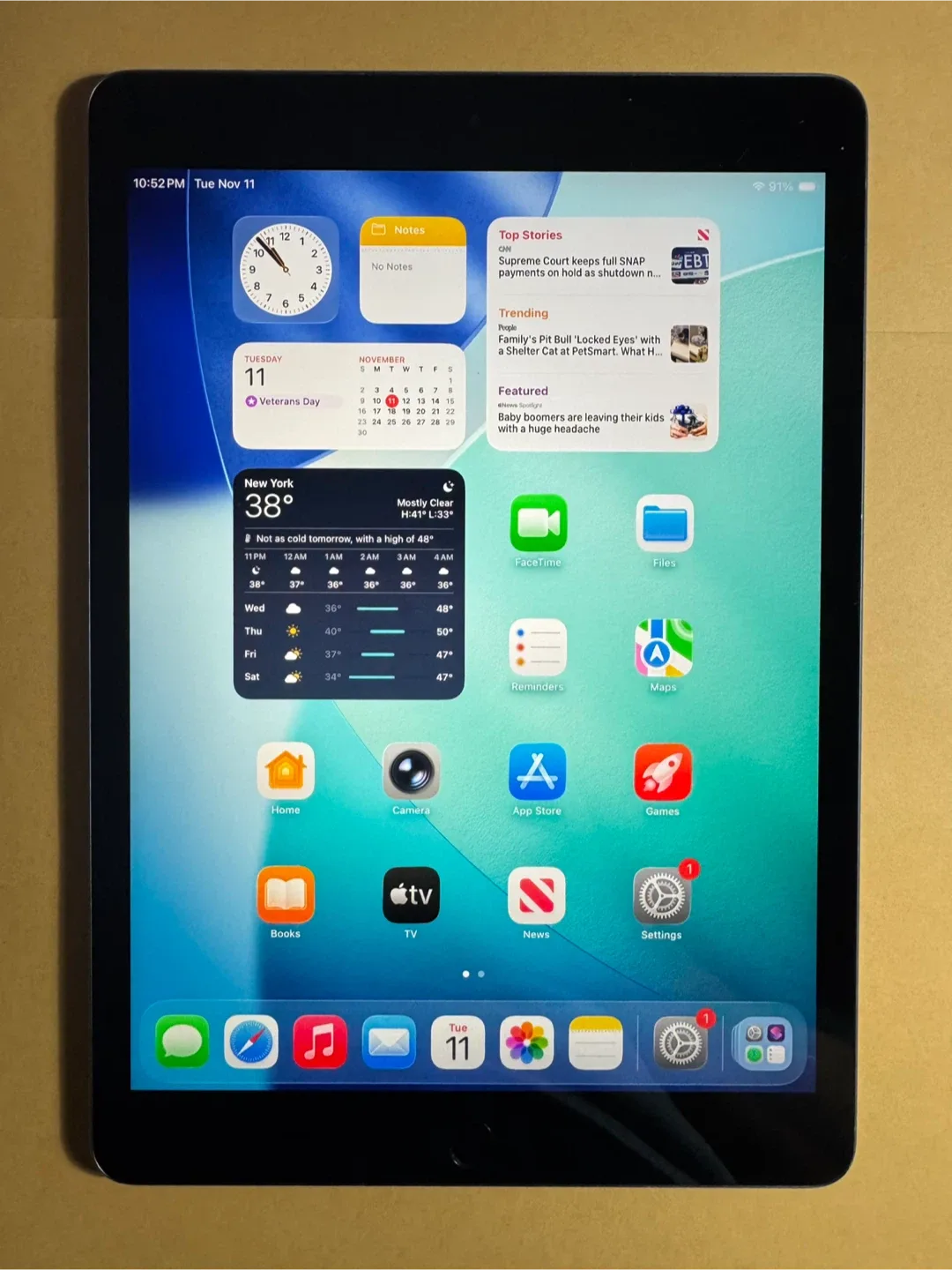 Apple iPad 8th Gen 128GB 2020 White/Gold image indicator(3)