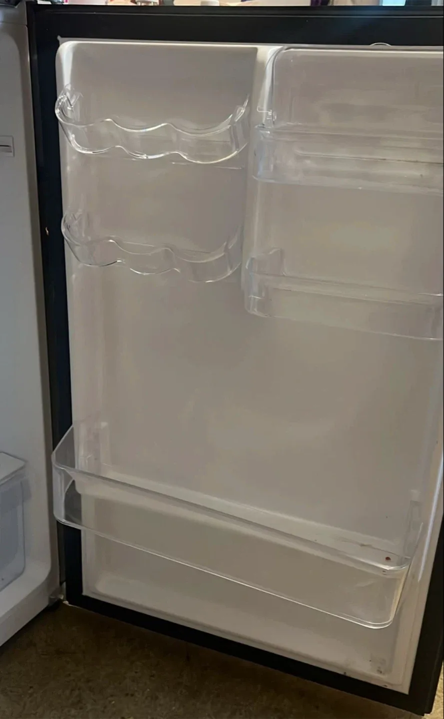 Magic Chef Black Fridge image indicator(3)