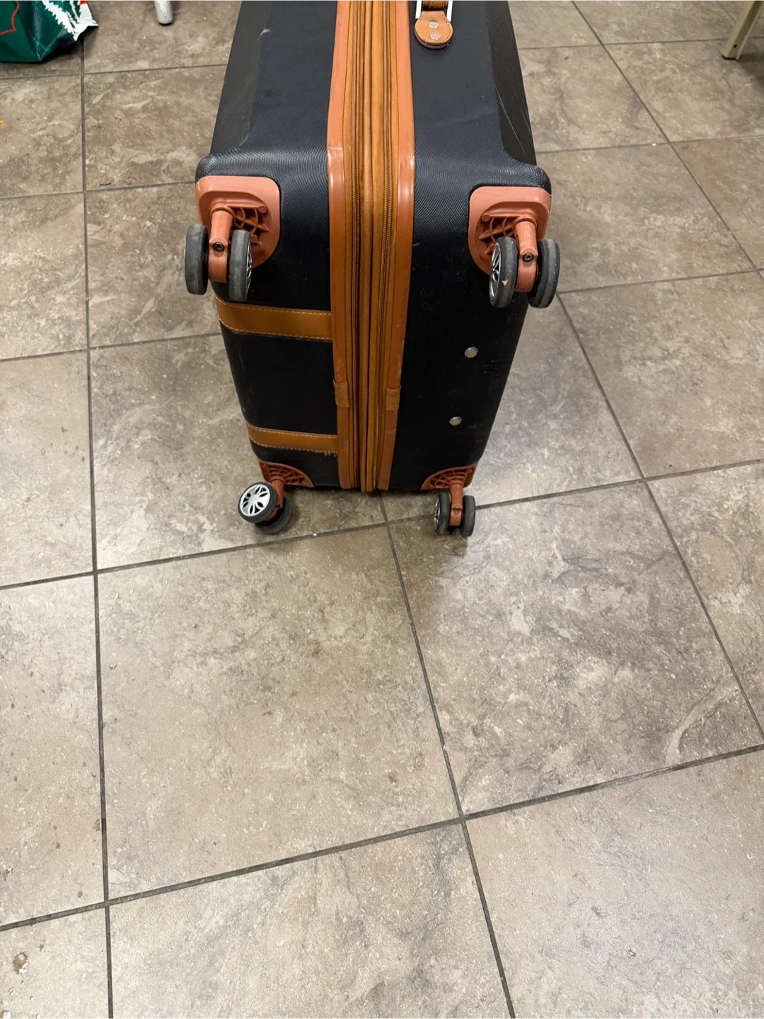 Samsonite Black & Brown Hardside Suitcase image indicator(3)