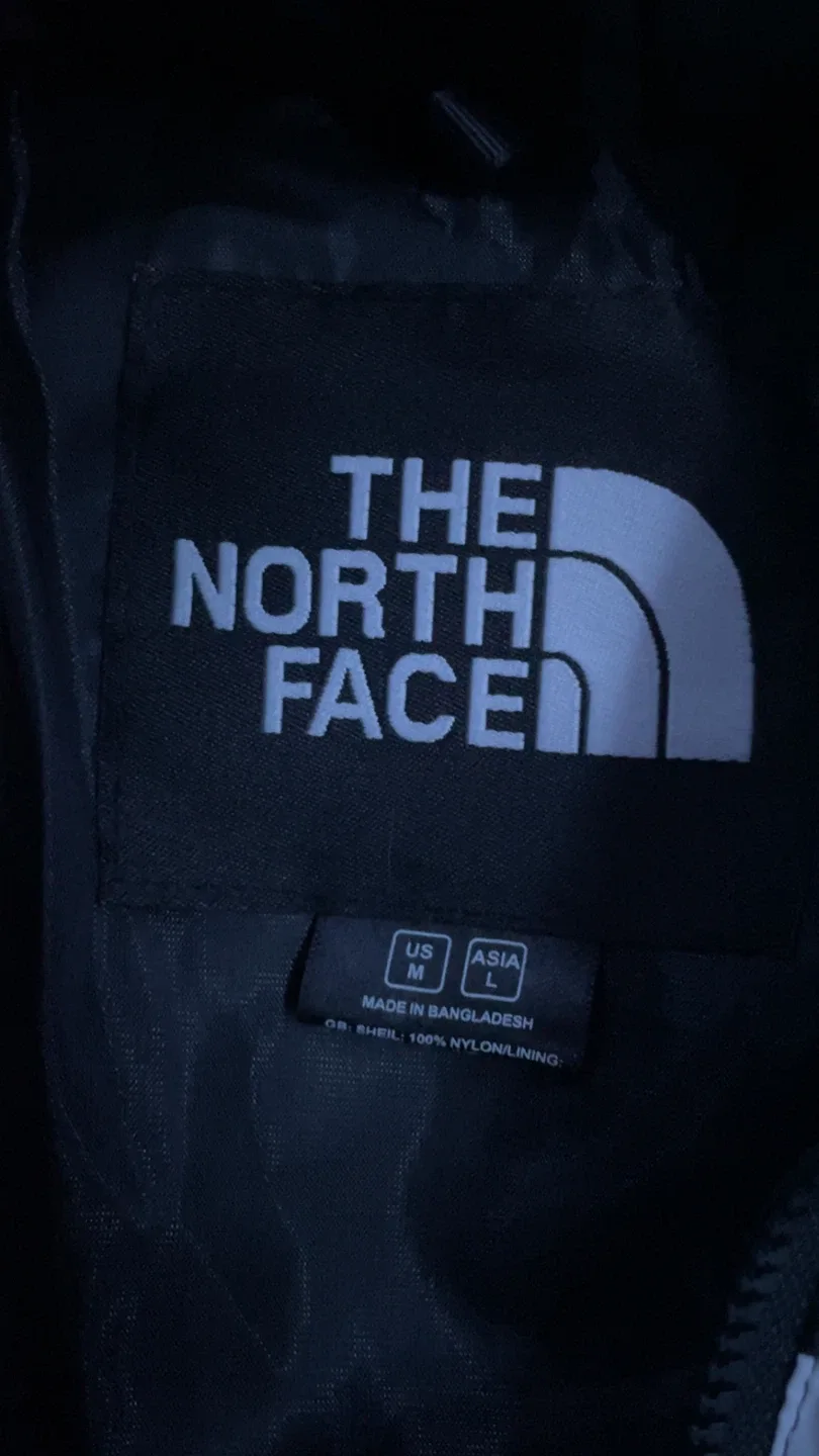 The North Face Puffer Jacket - Size M image indicator(3)