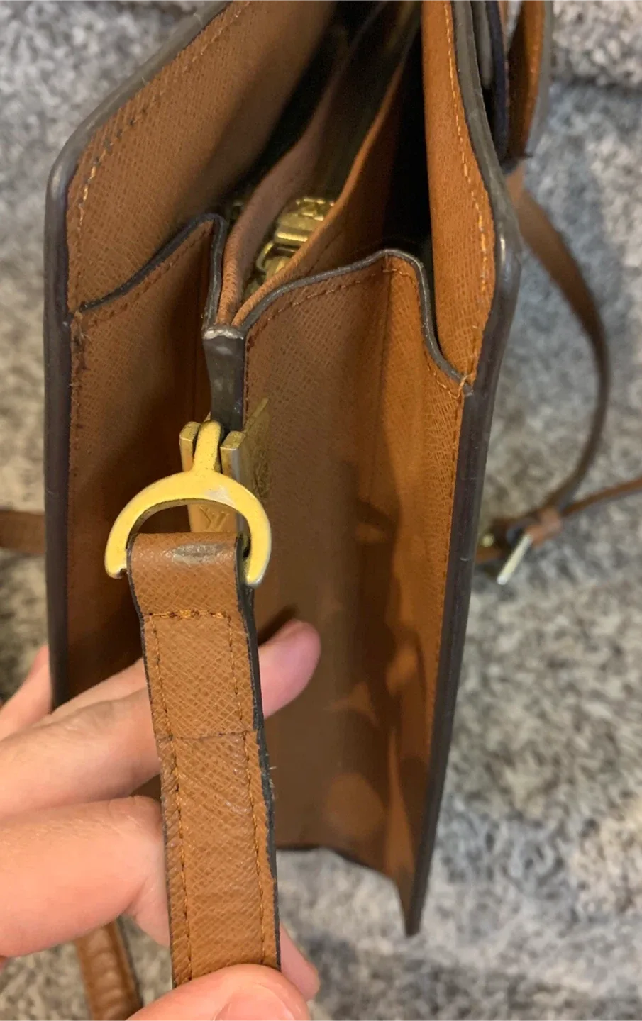 Louis Vuitton Crossbody Bag image indicator(5)