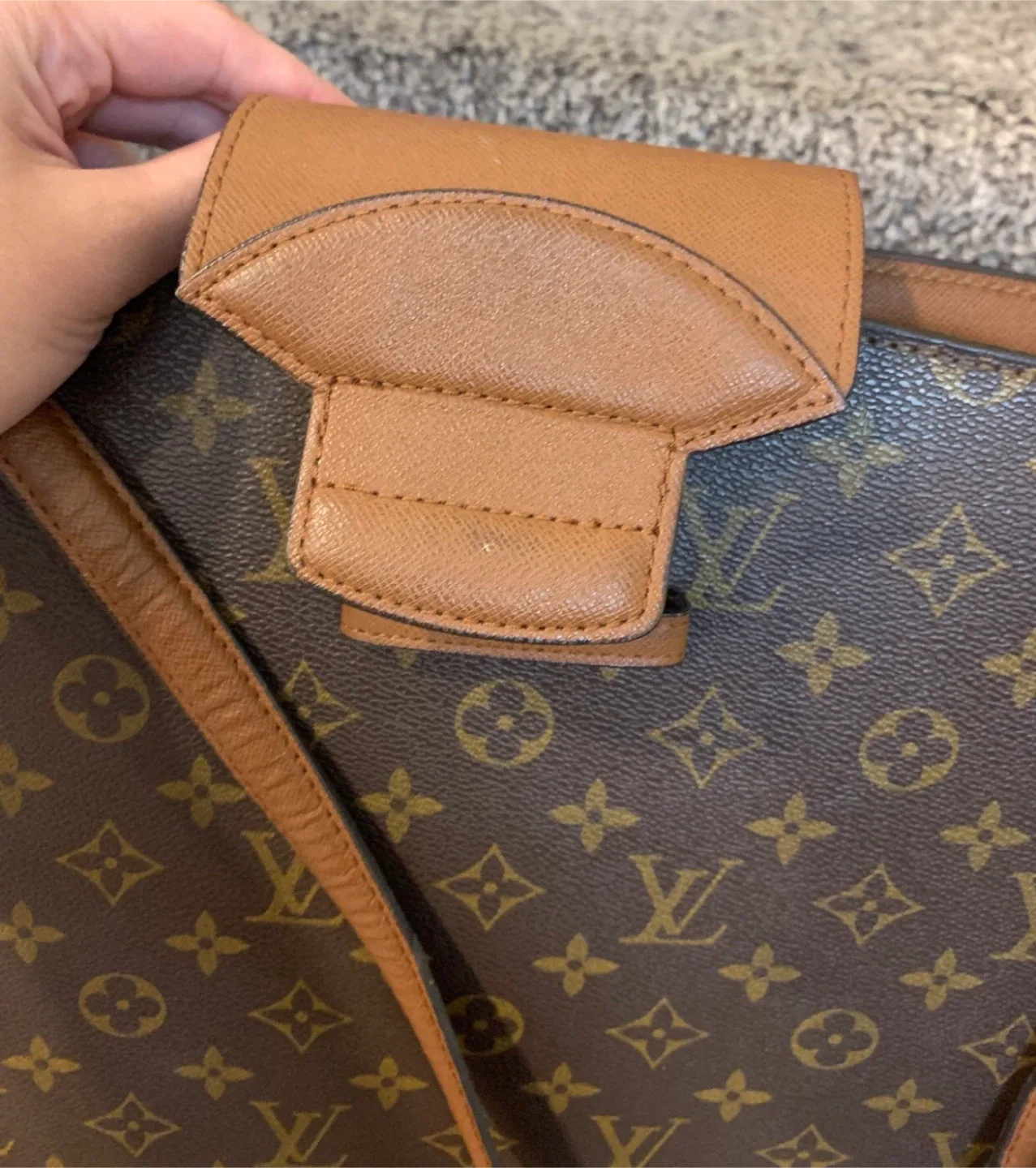 Louis Vuitton Crossbody Bag image indicator(8)