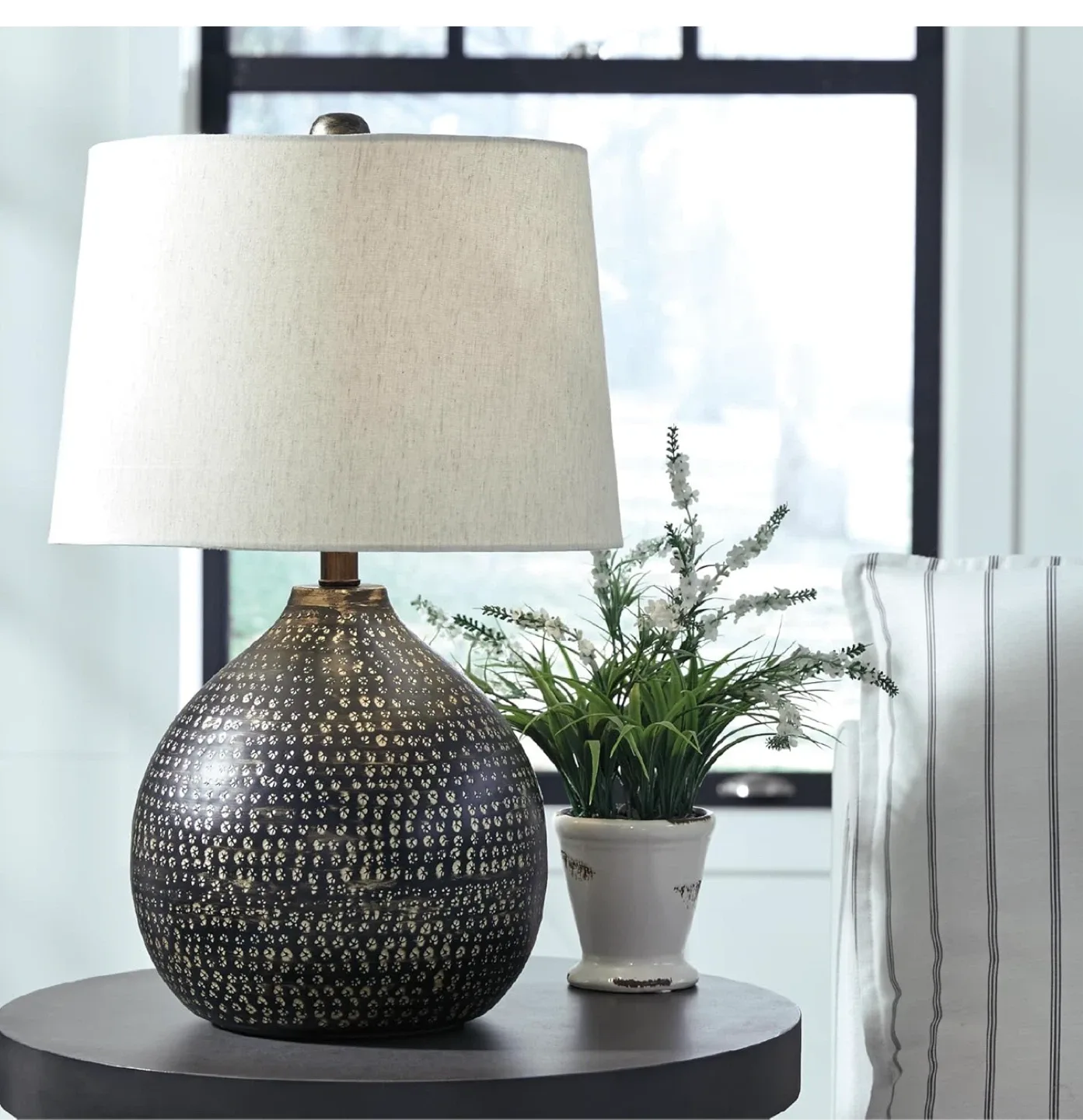 Black & Goldtone Metal Table Lamp image indicator(2)