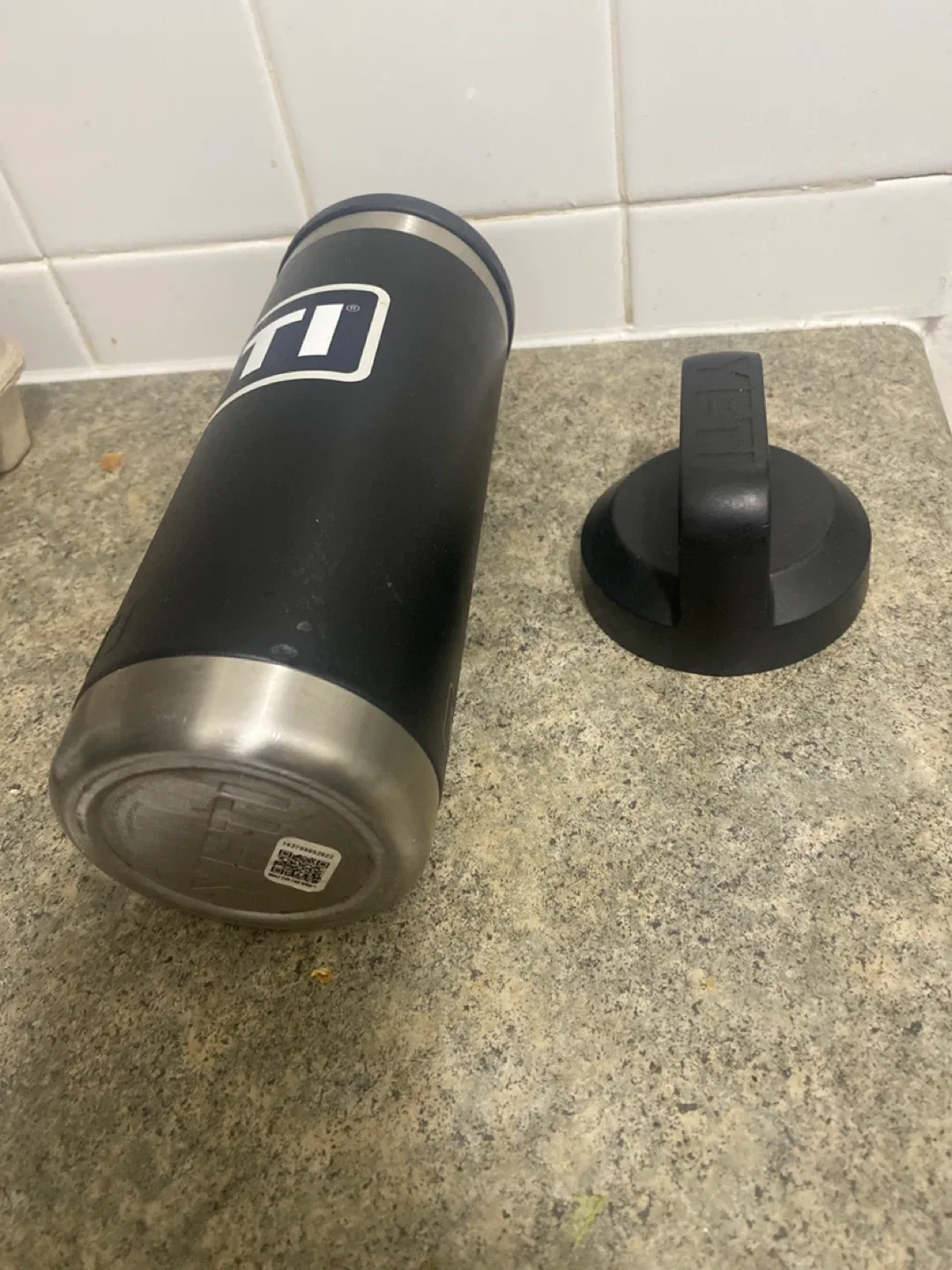 Yeti Black Tumbler with Lid image indicator(3)