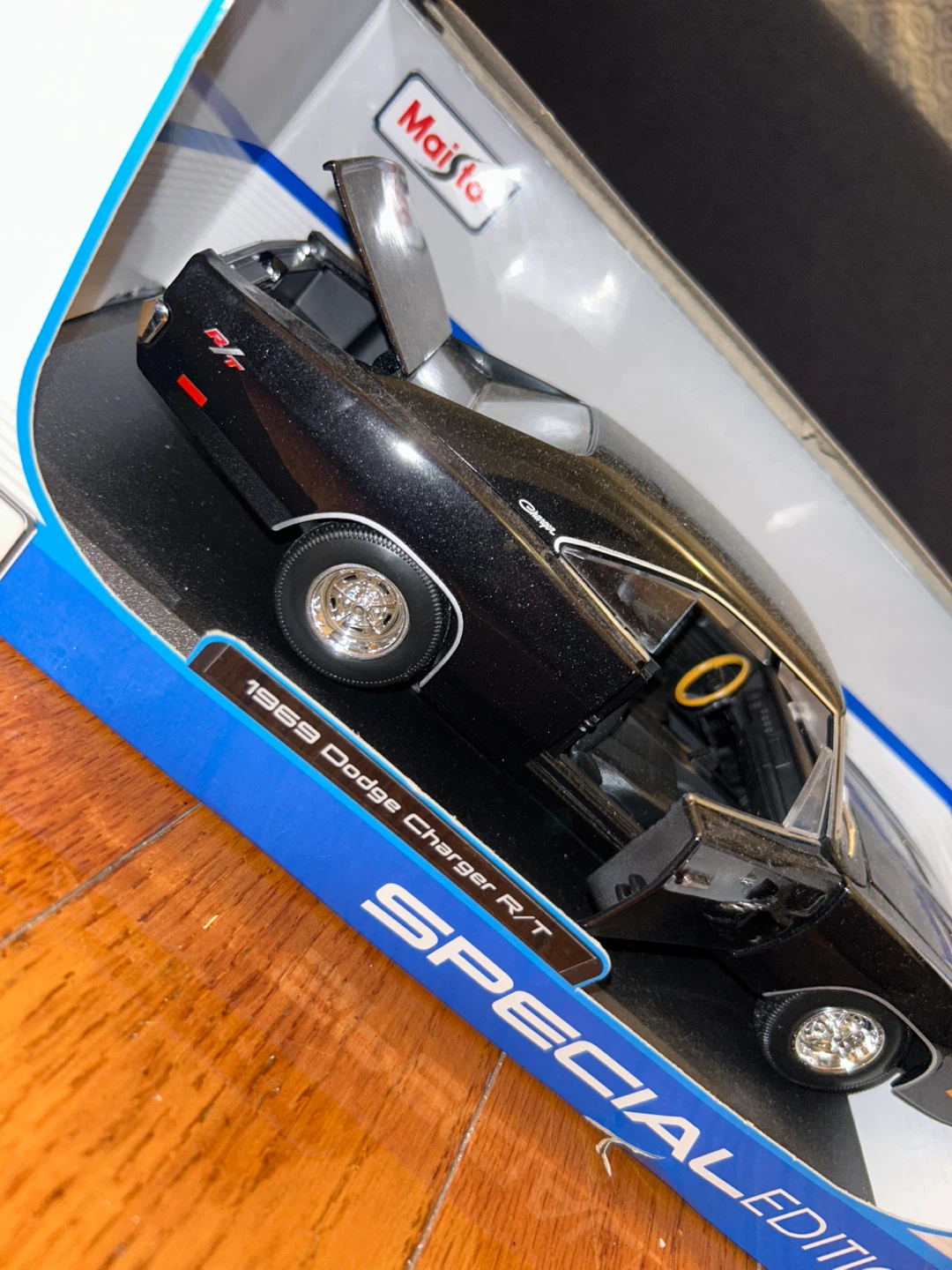 Maisto 1969 Dodge Charger R/T 1/18 Scale - NEW