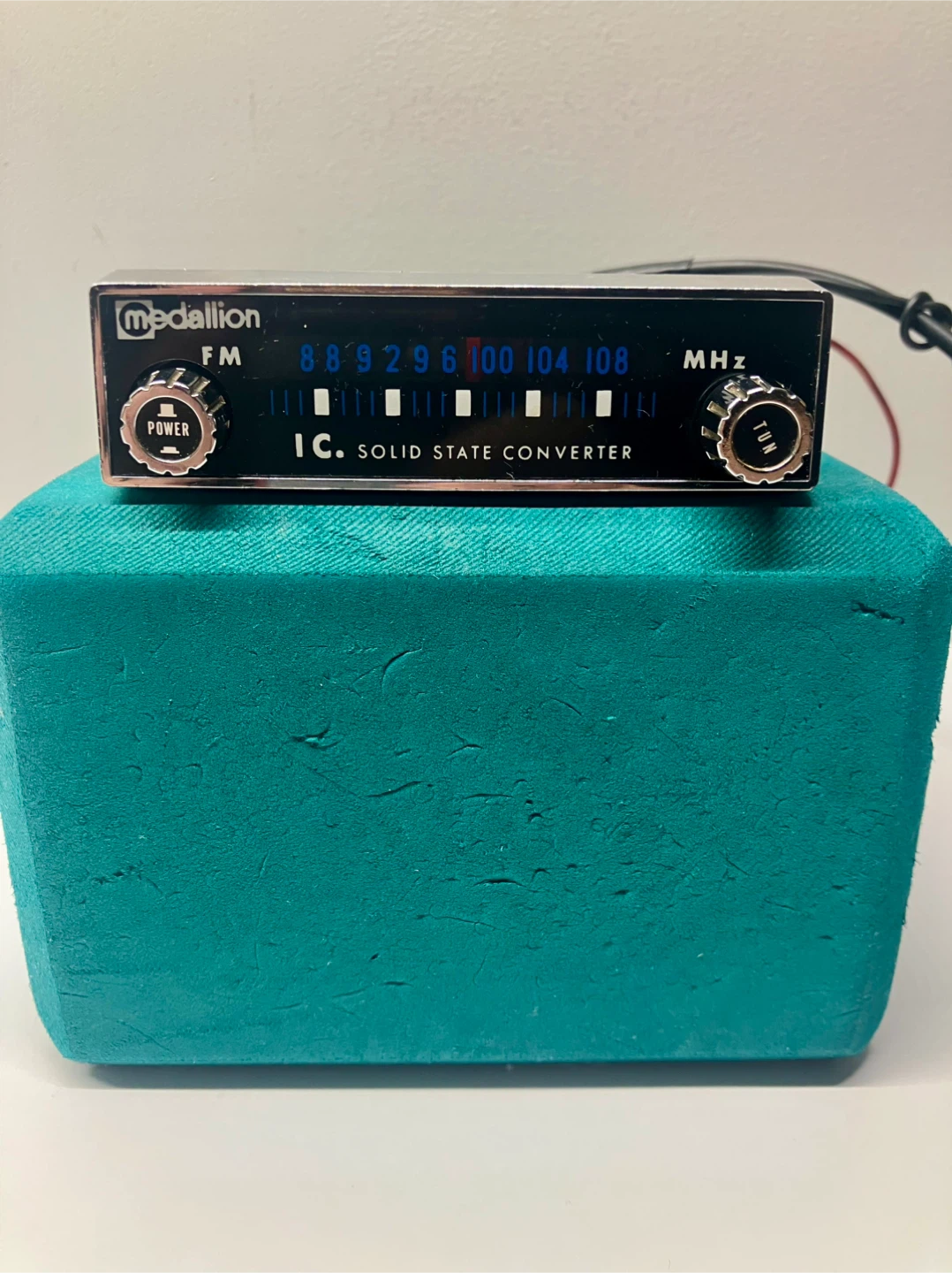 Vintage Medallion Car FM Converter - Model 65-243 - photo 2