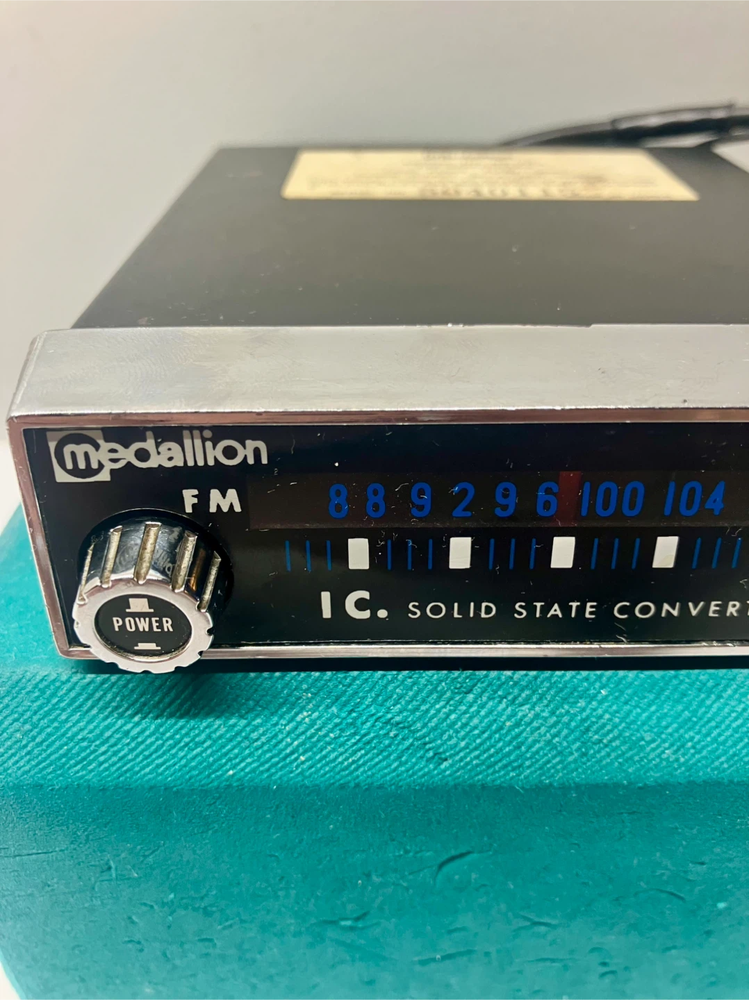 Vintage Medallion Car FM Converter - Model 65-243 - photo 3