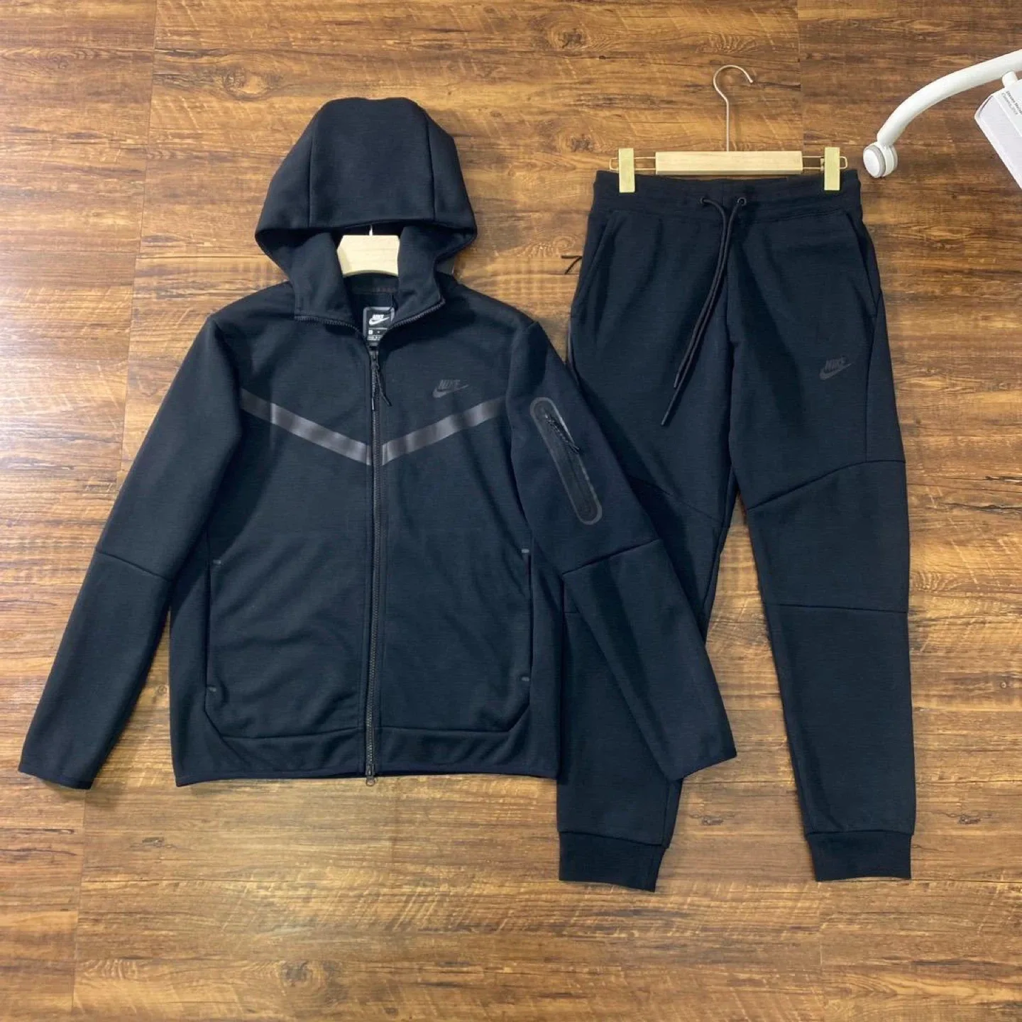 Nike Tech Fleece Black Hoodie & Pants - Size M image indicator(2)