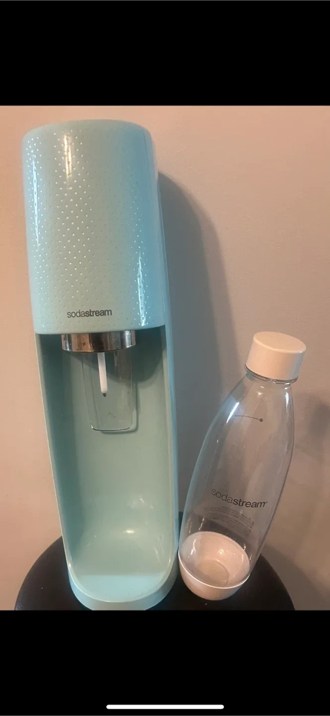 SodaStream Fizzi Sparkling Water Maker - Icy Blue image indicator(2)