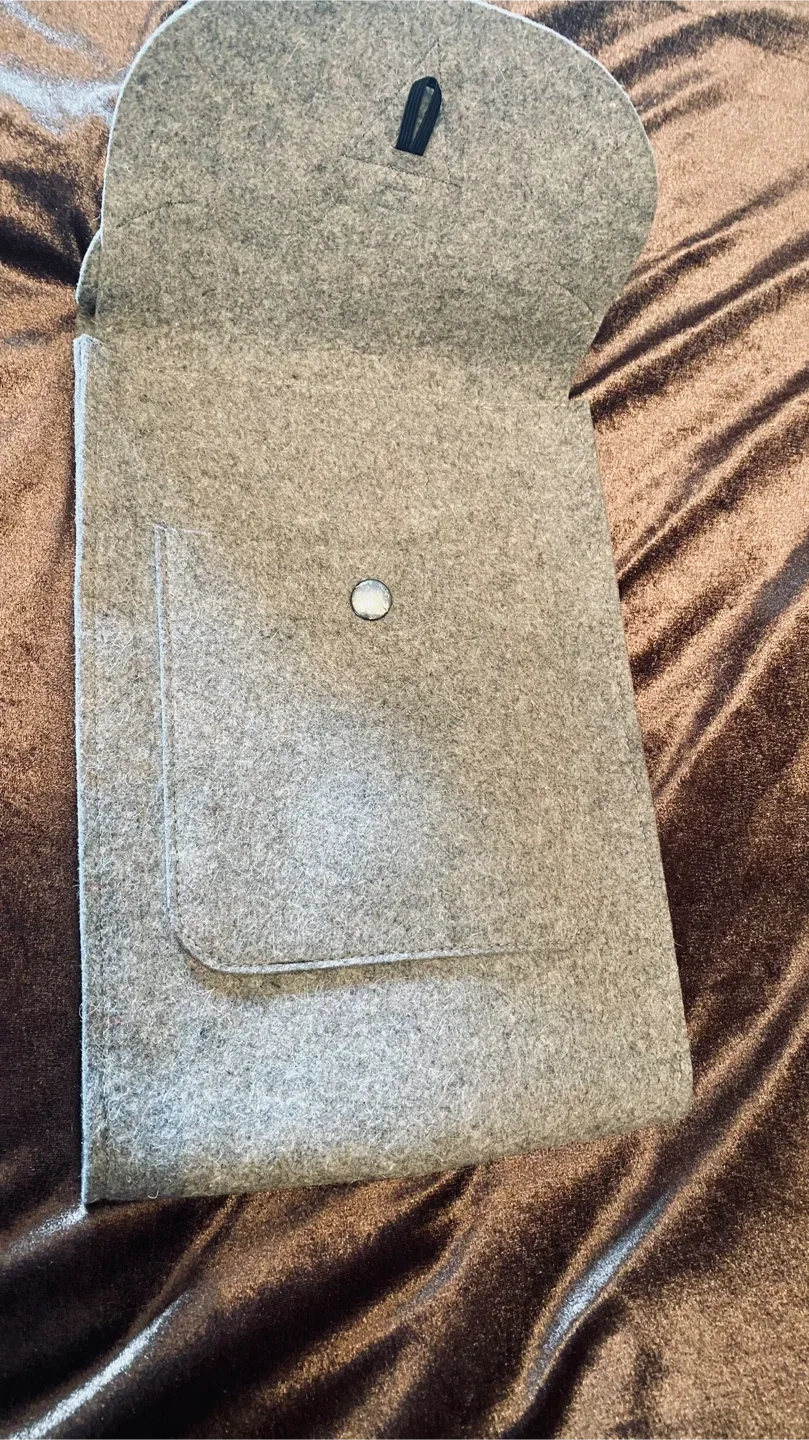 Boutique 1D Gray Felt Laptop Case image indicator(2)