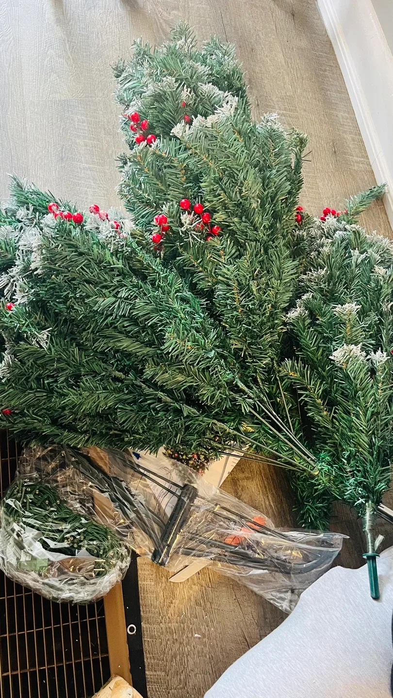 Christmas Tree with Red Berries image indicator(5)