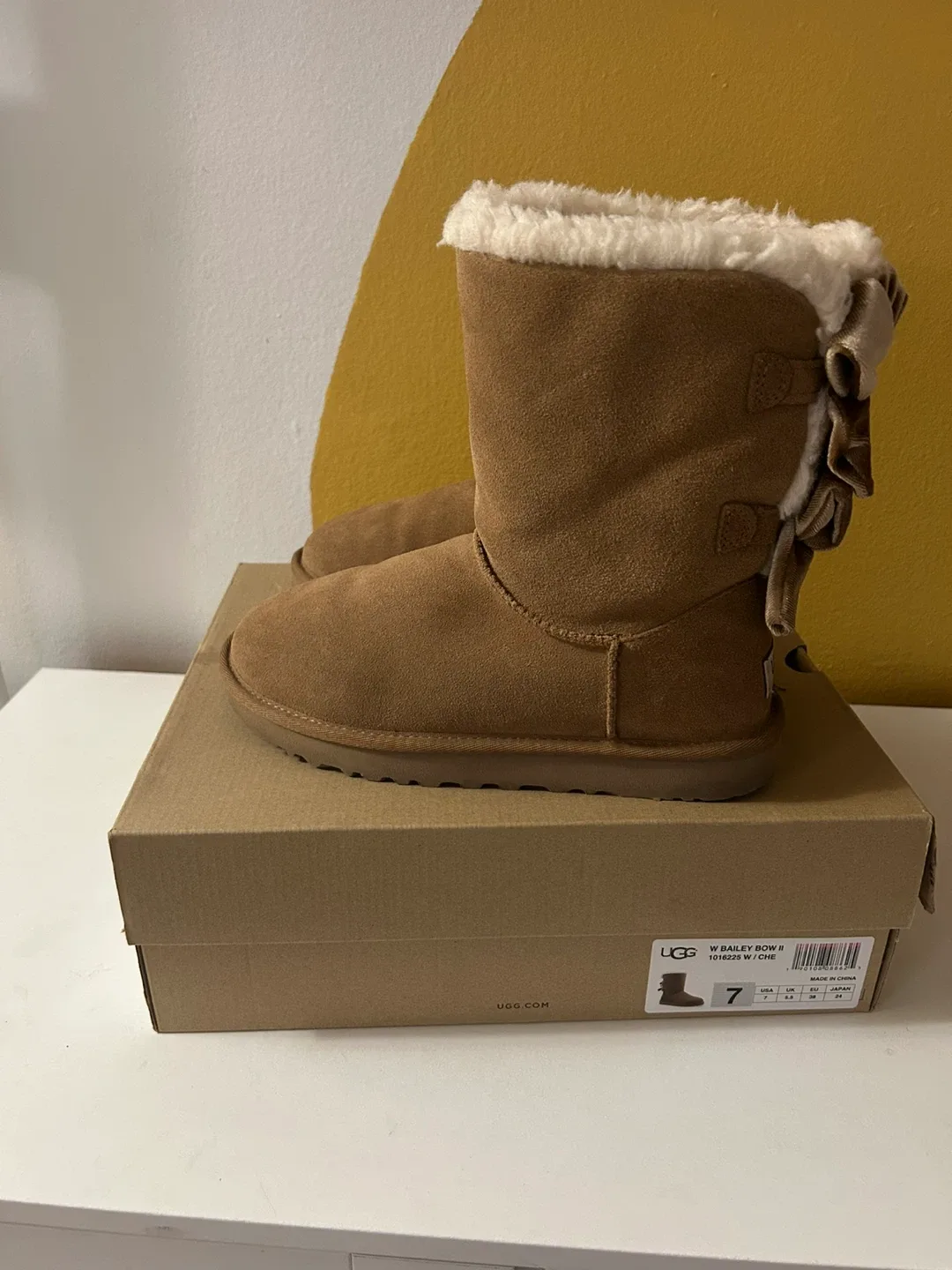 UGG Bailey Bow II Chestnut Boots - Women's Size 7 image indicator(4)