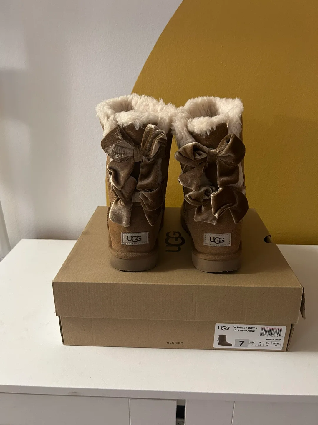 UGG Bailey Bow II Chestnut Boots - Women's Size 7 image indicator(2)