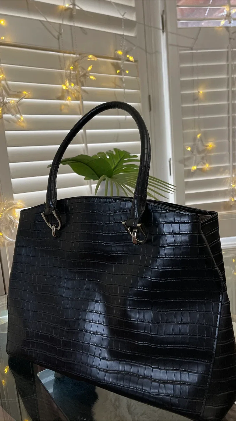 London Fog Black Women’s Tote Bag image indicator(3)