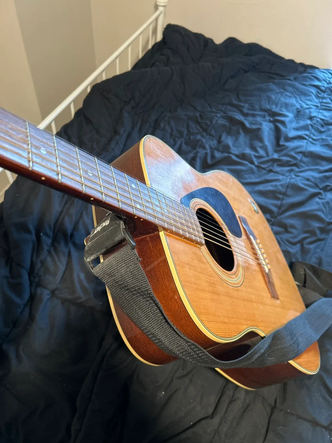 Yamaha Acoustic Guitar with Hercules Guitar Wall Mount image indicator(3)