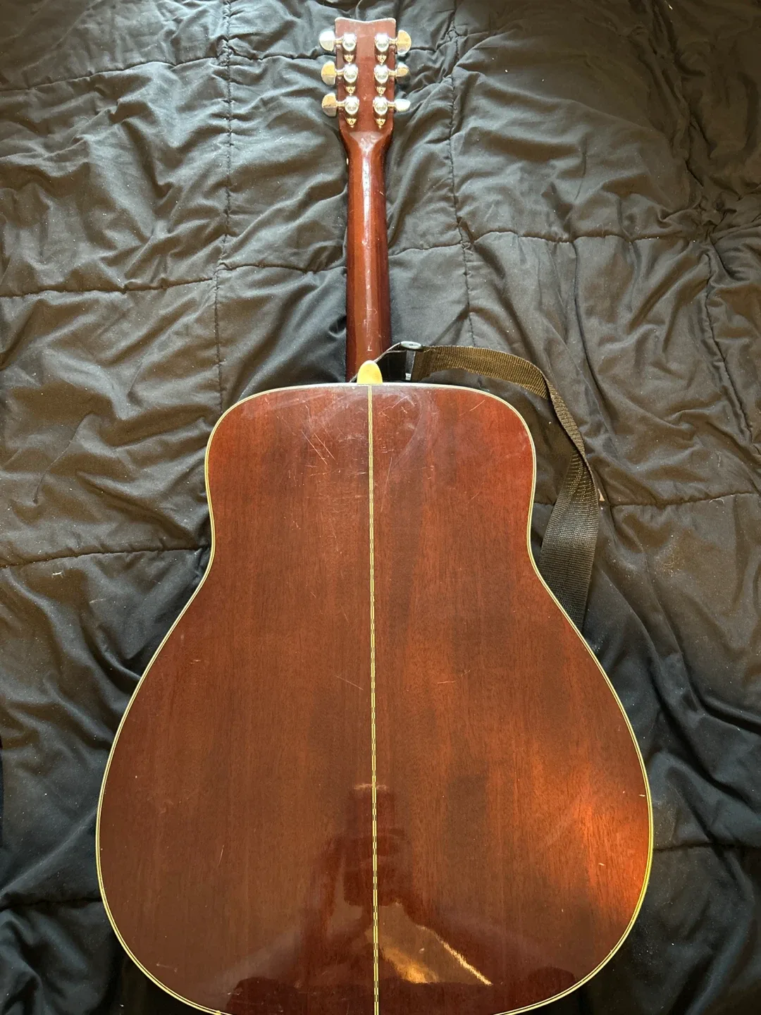 Yamaha Acoustic Guitar with Hercules Guitar Wall Mount image indicator(2)