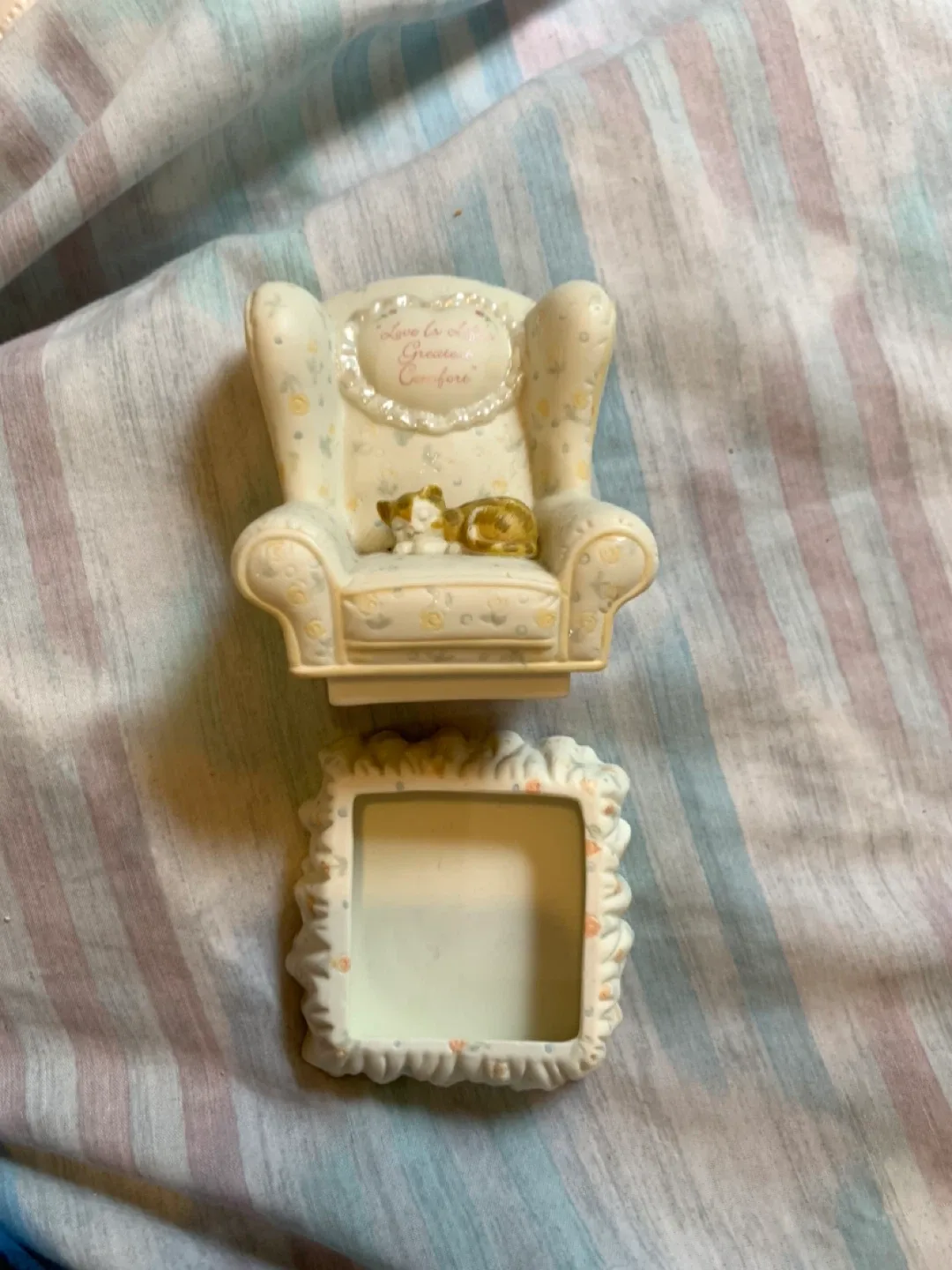 Ardleigh Elliott Porcelain Music Box image indicator(2)