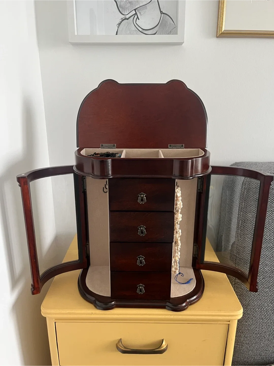 Bombay Jewellery Armoire in Mahogany image indicator(3)