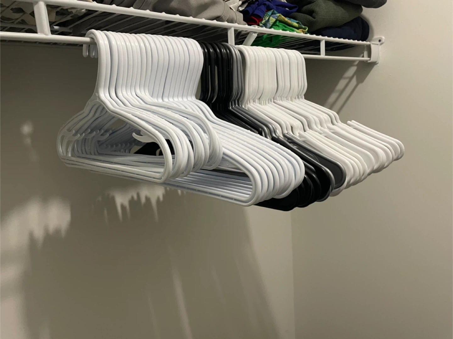Clothes Hangers (60 pieces) + 2 Door Hangers