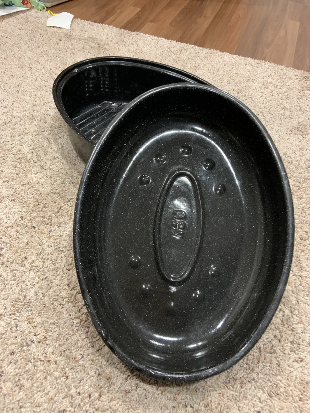 Roasting Pan with Rack & Lid - Black image indicator(2)