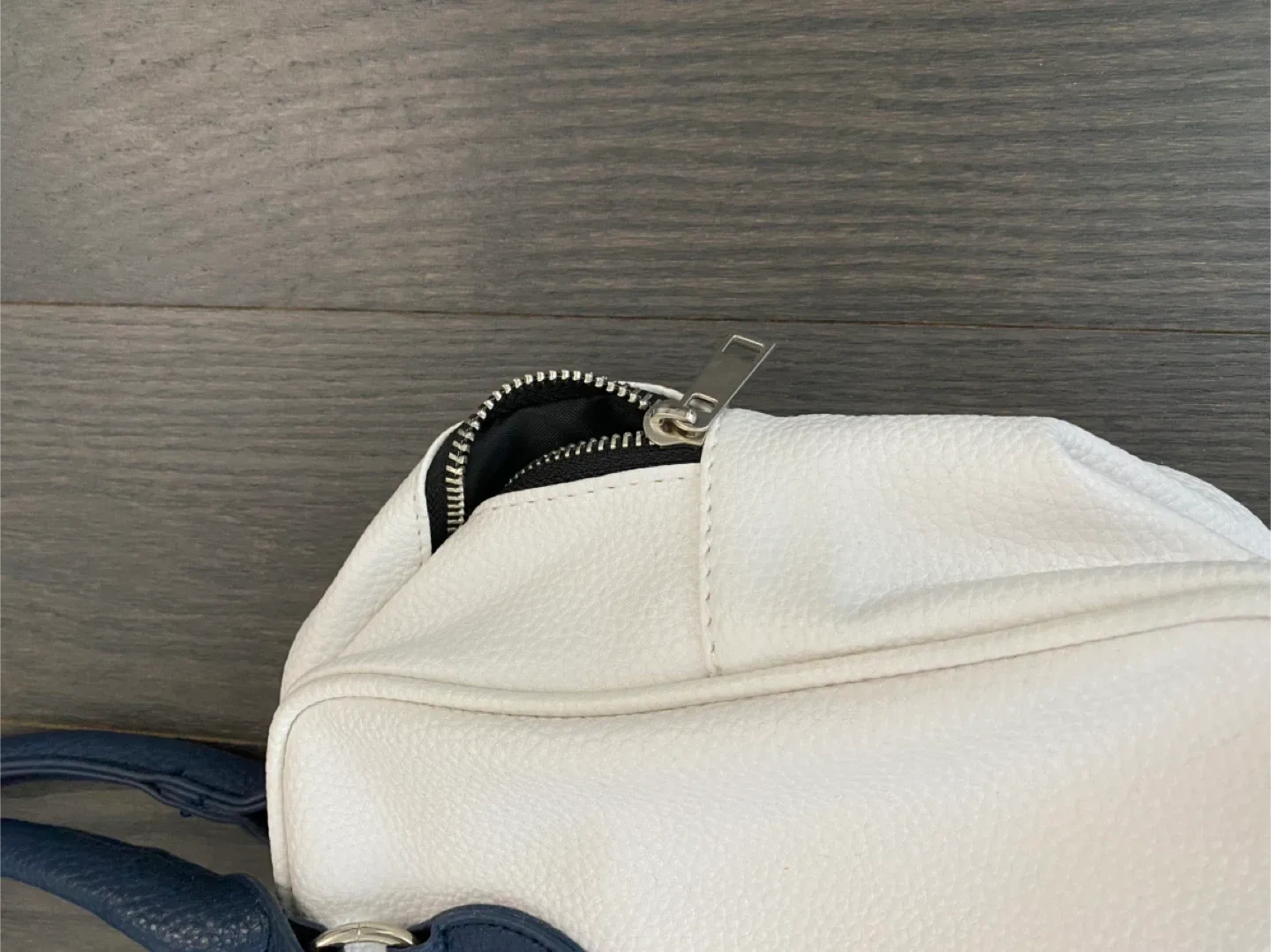 White & Navy Handbag image indicator(4)