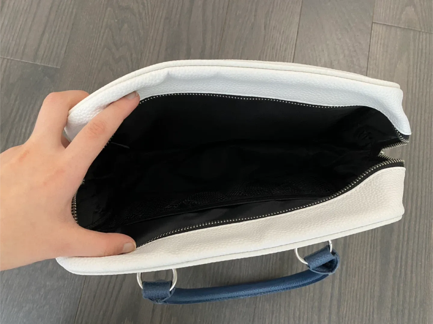 White & Navy Handbag image indicator(2)