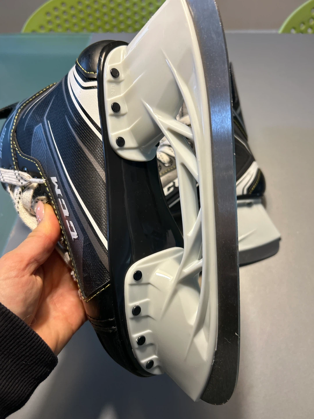 CCM Tacks 9040 Ice Skates - Size 5 - photo 4