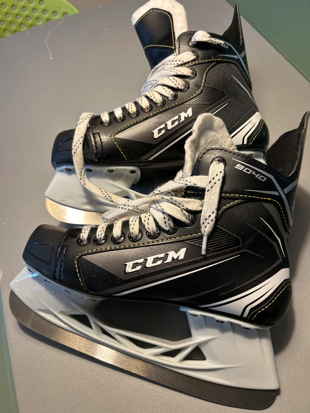 CCM Tacks 9040 Ice Skates - Size 5