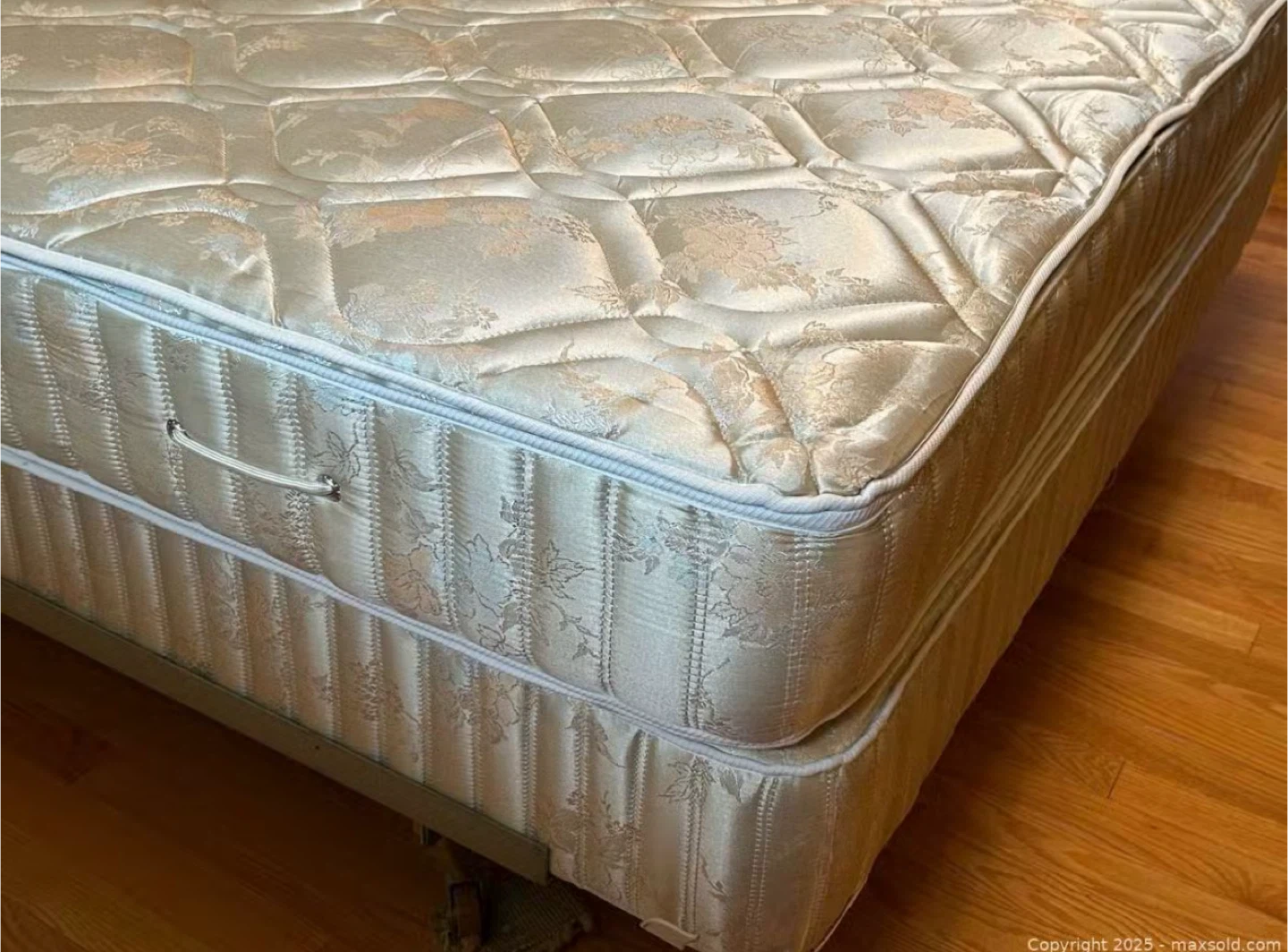 Simmons Beautyrest Quintessence Mattress with metal frame - photo 2