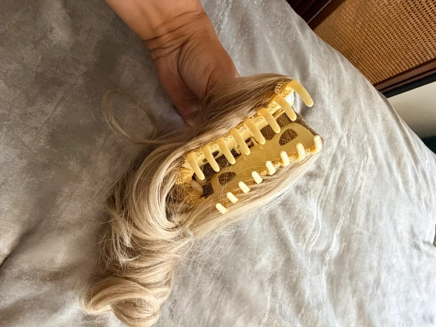 Blonde Claw Clip Ponytail Hair Extension image indicator(4)