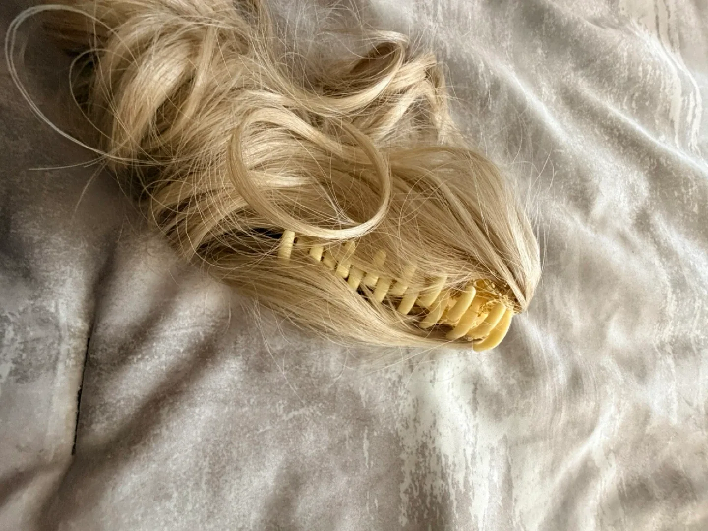 Blonde Claw Clip Ponytail Hair Extension image indicator(3)