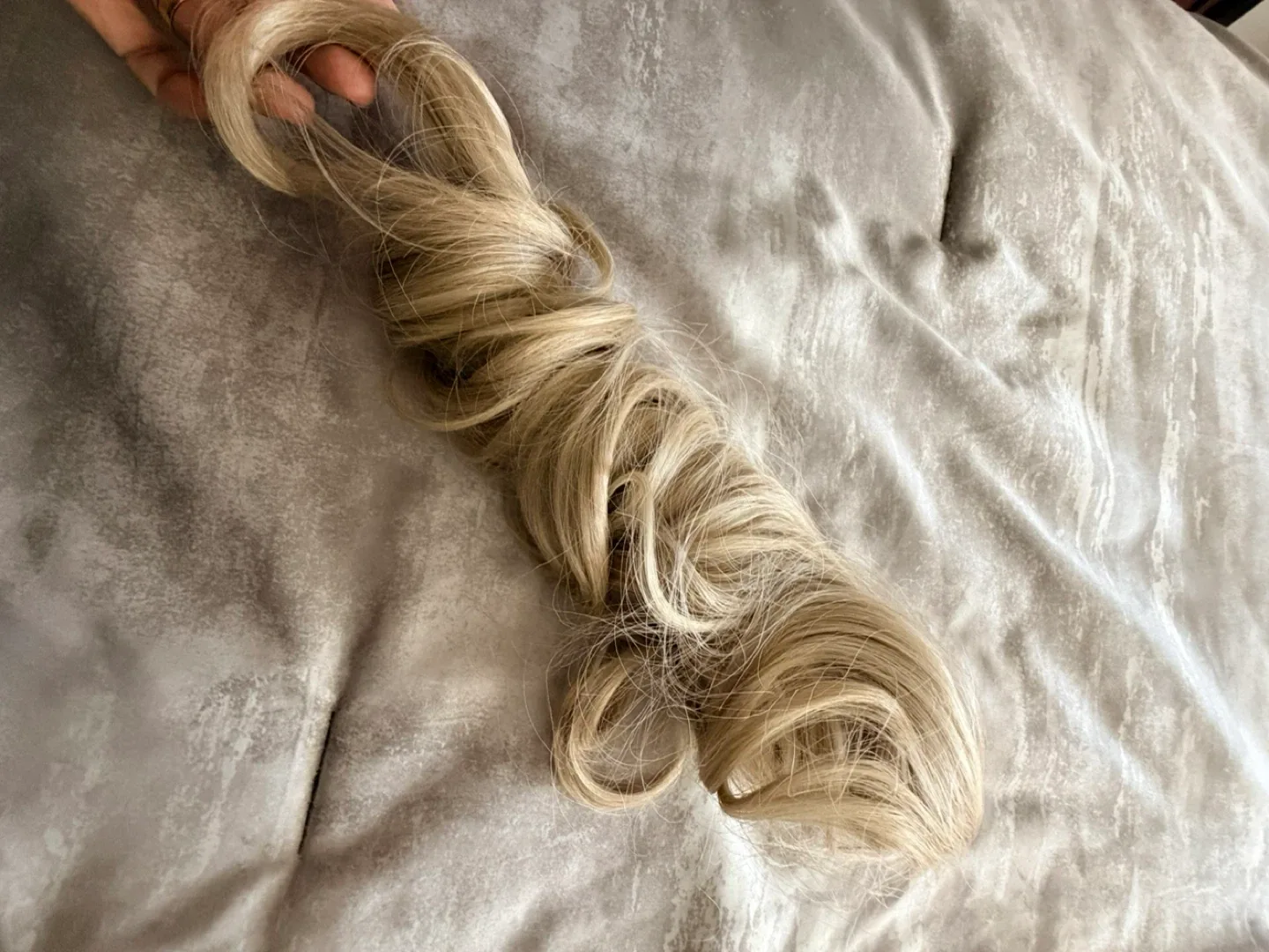 Blonde Claw Clip Ponytail Hair Extension image indicator(2)