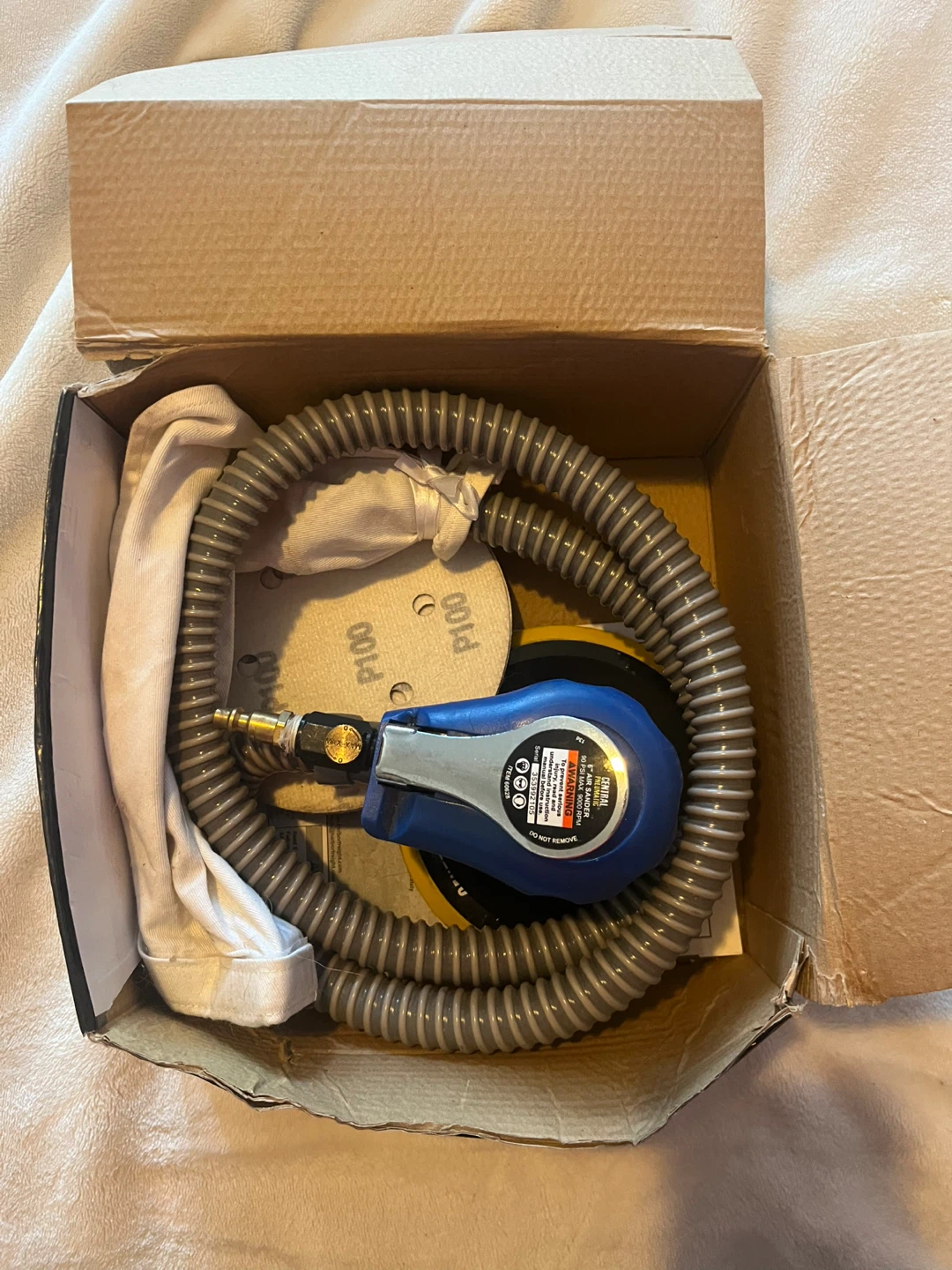 Central Pneumatic 6" Self-Vacuuming Air Palm Sander - photo 2
