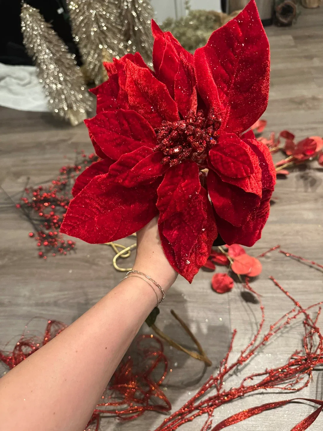 Red Christmas Floral Decor image indicator(2)