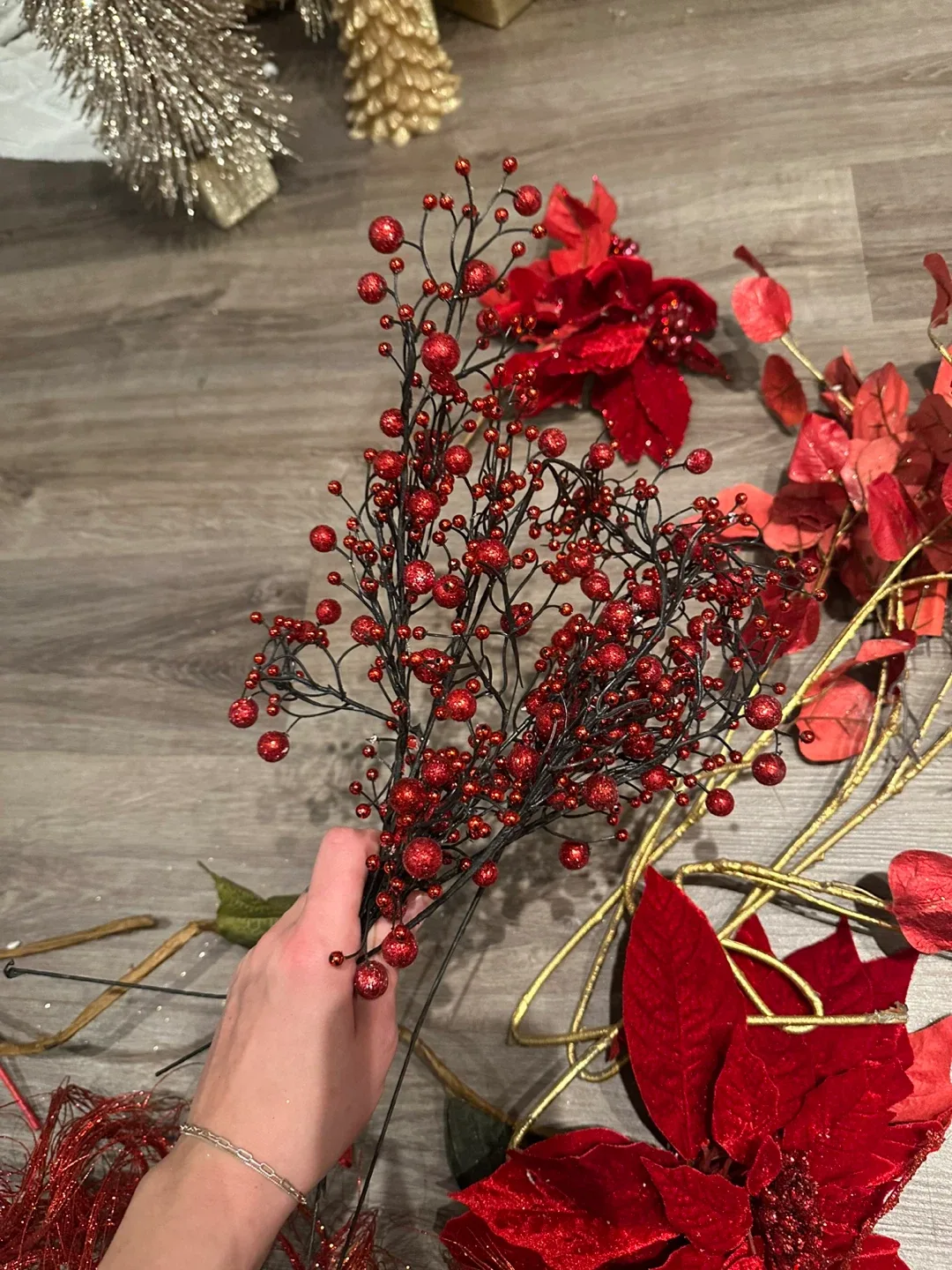 Red Christmas Floral Decor image indicator(5)