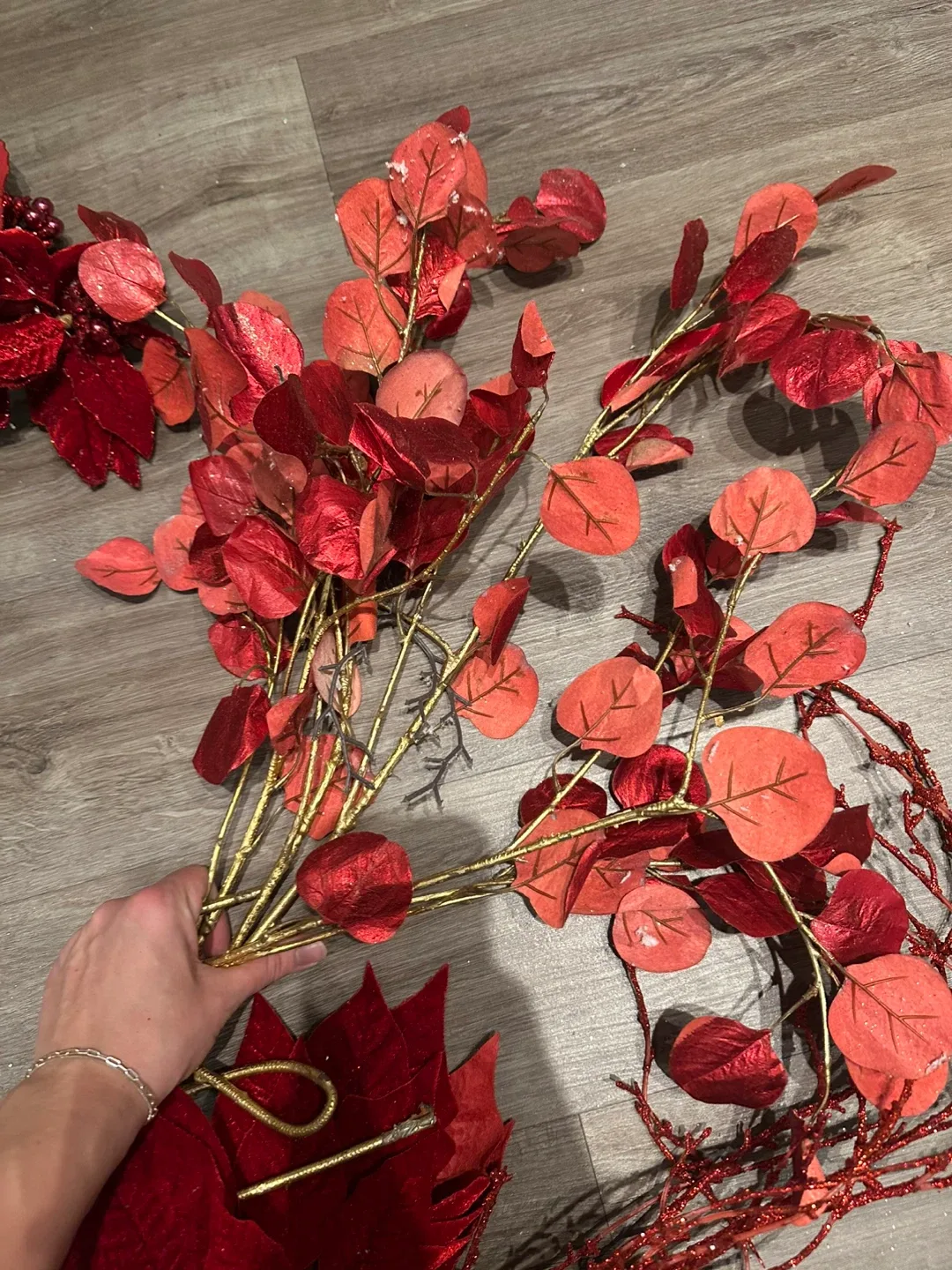 Red Christmas Floral Decor image indicator(3)