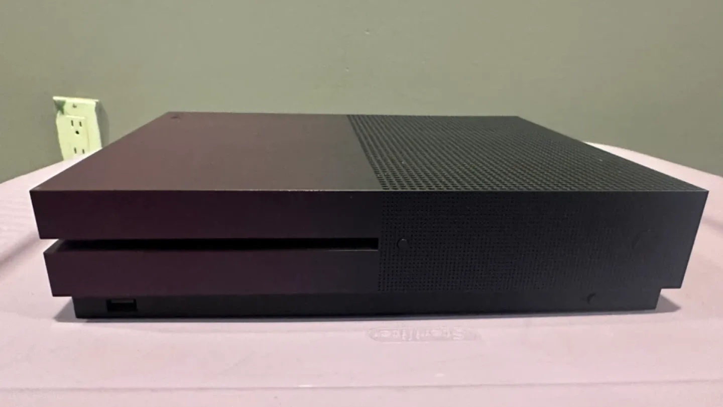 Xbox One S Console - Fortnite Edition image indicator(2)