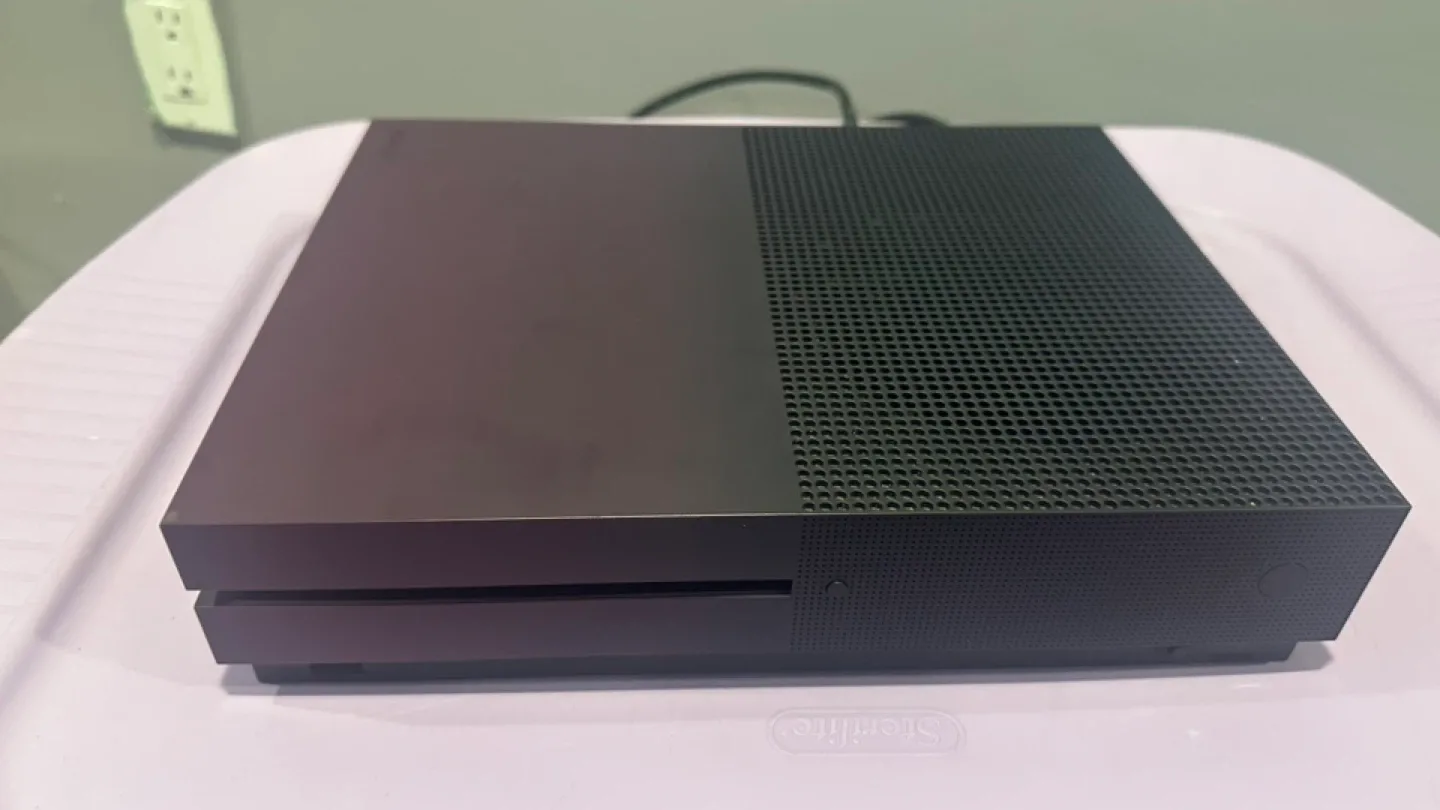 Xbox One S Console - Fortnite Edition image indicator(3)