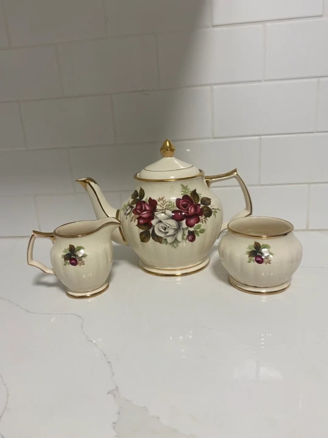 Vintage Tea Set with Floral Design image indicator(5)