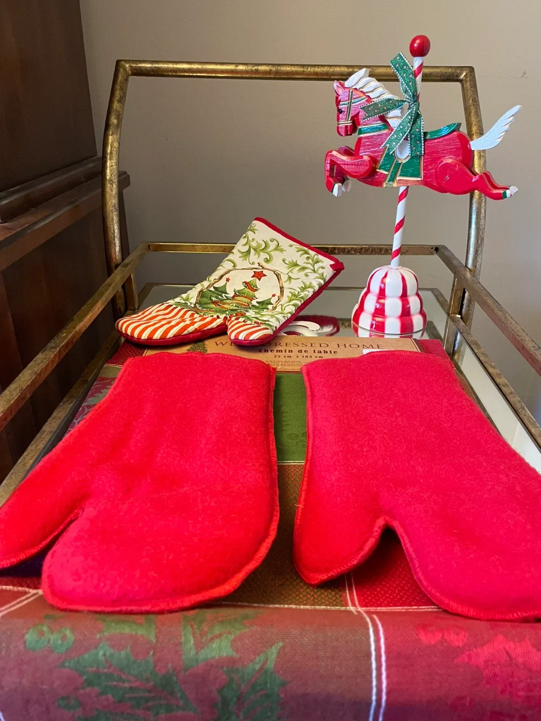 Christmas Oven Mitts & Table Runner image indicator(2)