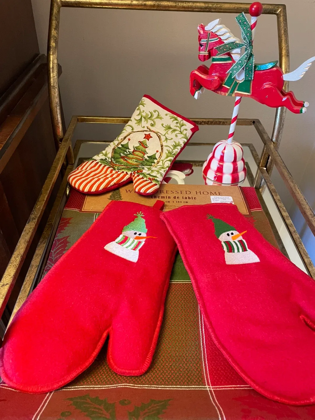 Christmas Oven Mitts & Table Runner image indicator(7)