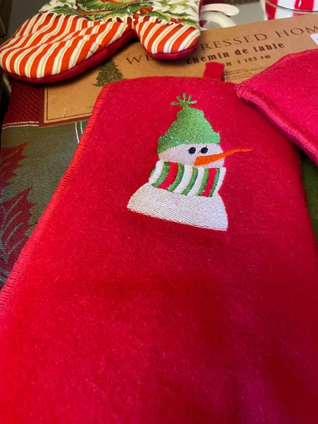 Christmas Oven Mitts & Table Runner image indicator(8)