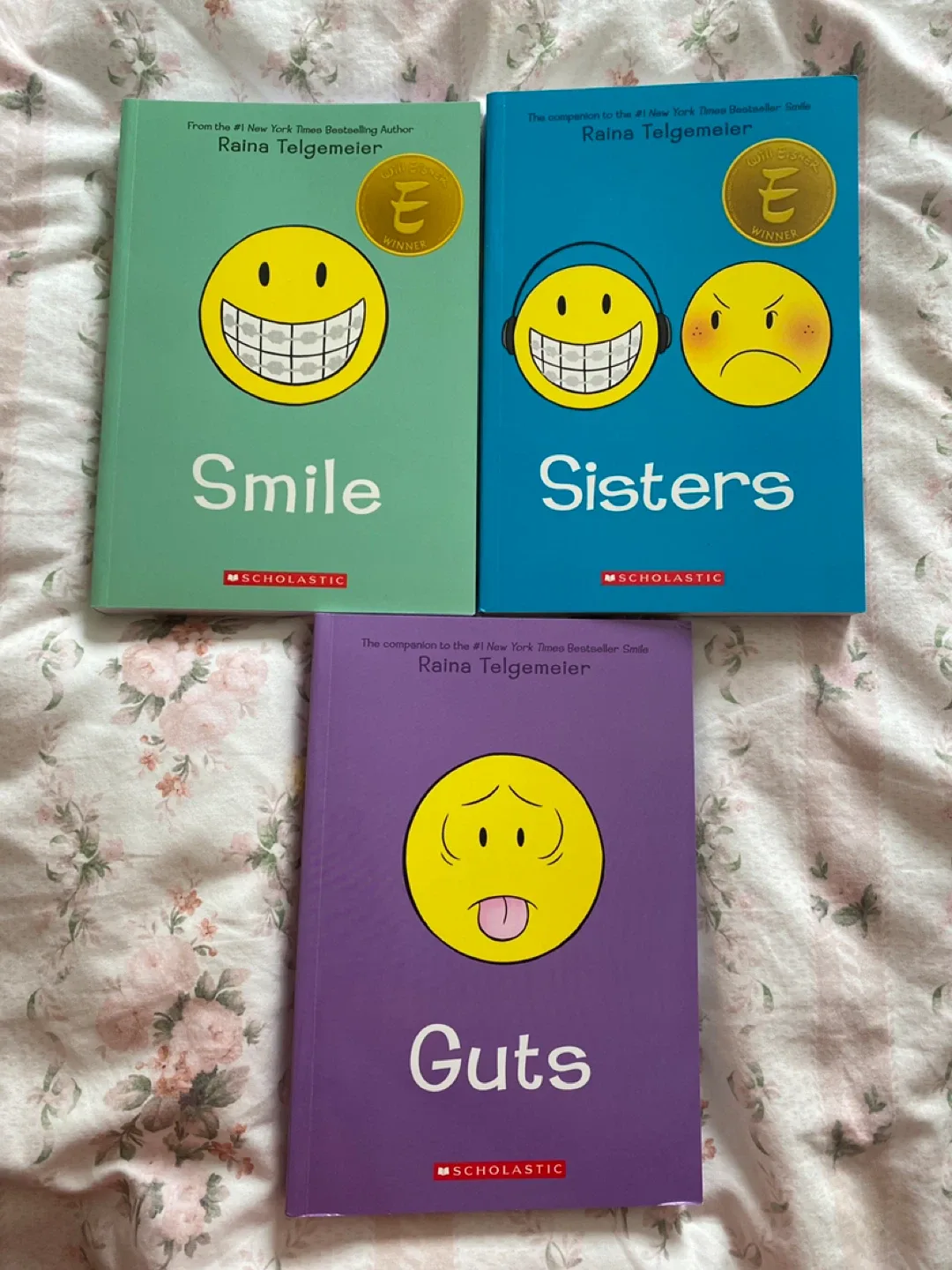 smile, sisters & guts books image indicator(2)