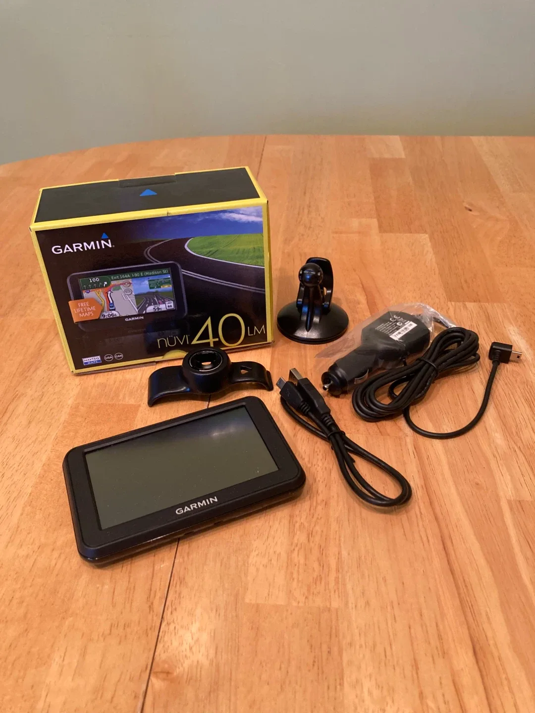 Garmin nüvi 40 GPS Navigation System thumbnail