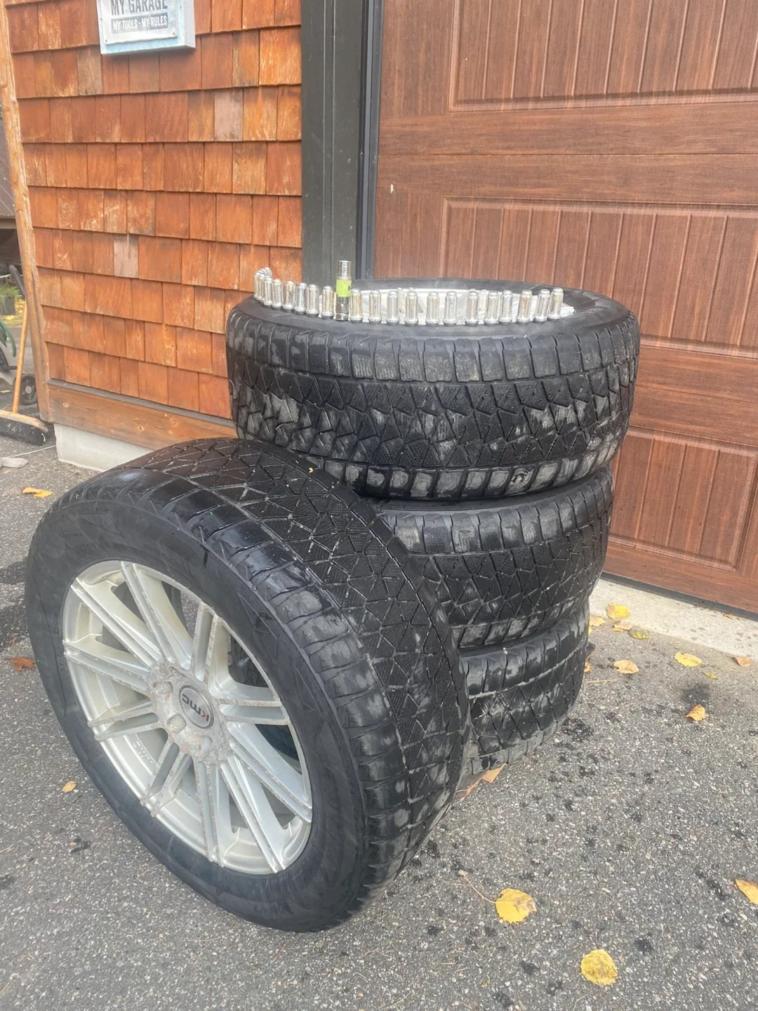 Winter tires alloy rims Ford 150/expedition  275/55 R20 image indicator(8)