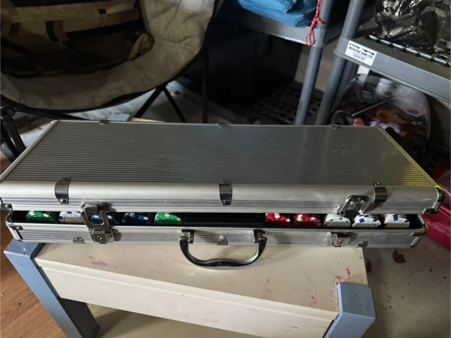 Poker Set with Aluminum Case image indicator(2)