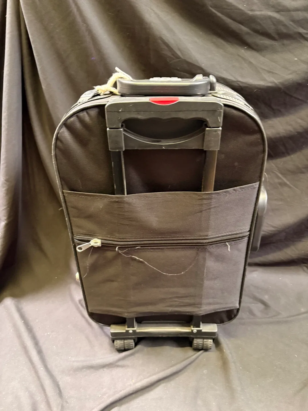 Airborne Rolling Carry-On Suitcase image indicator(5)
