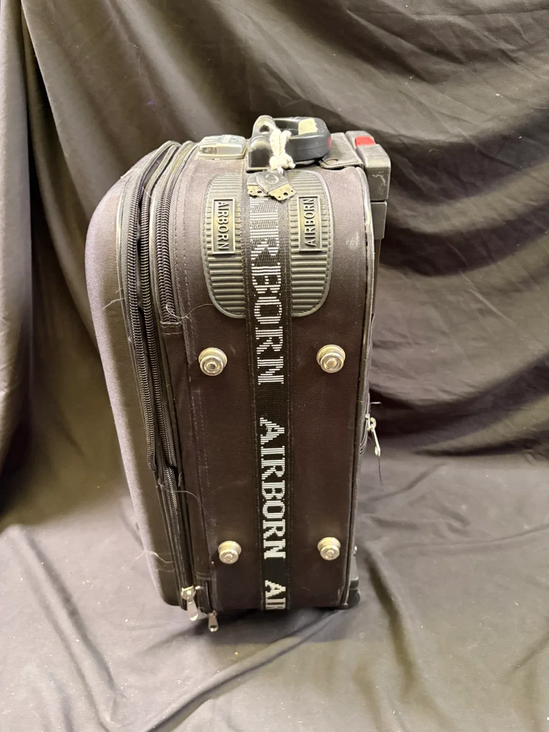 Airborne Rolling Carry-On Suitcase image indicator(6)