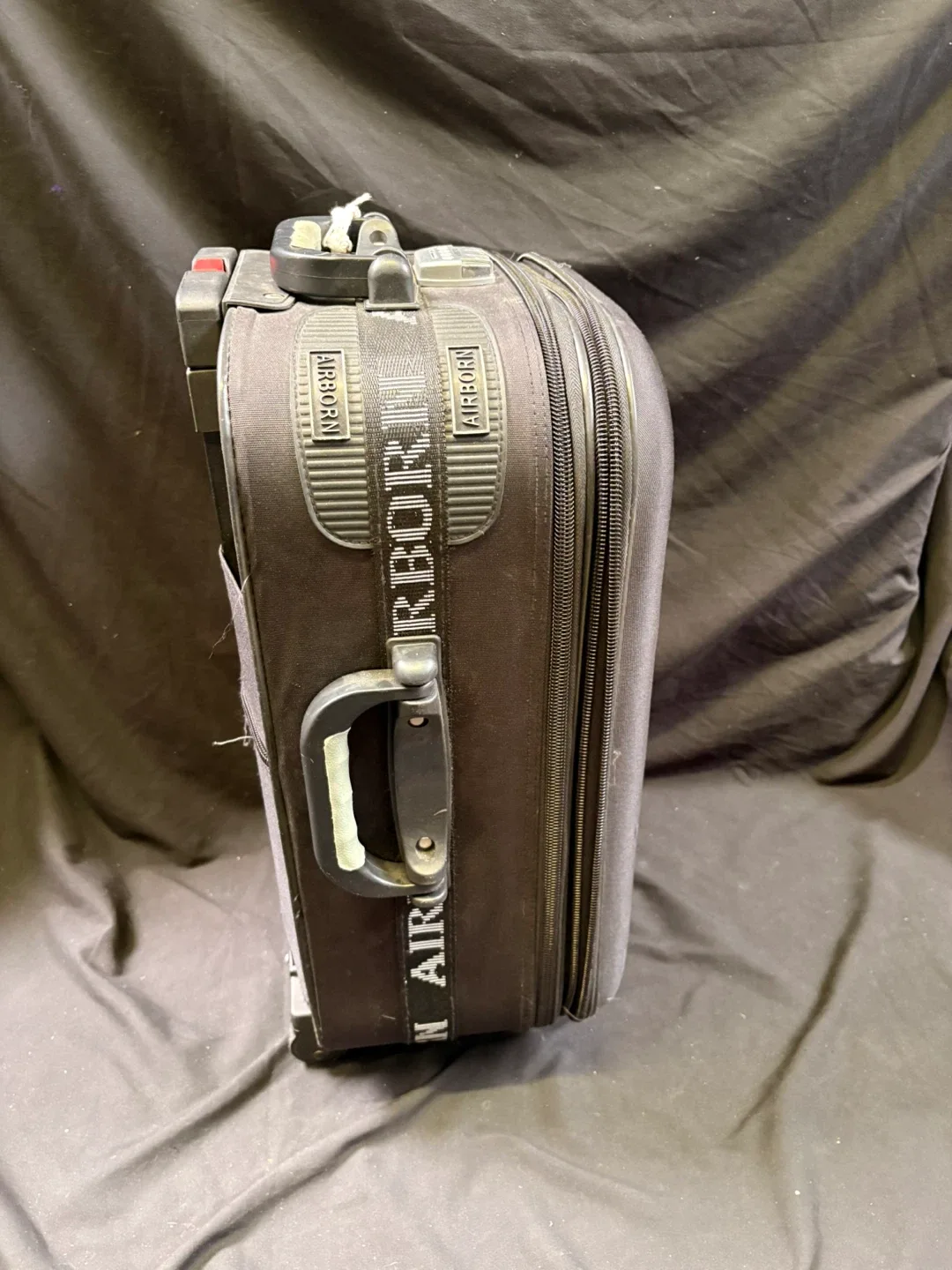 Airborne Rolling Carry-On Suitcase image indicator(4)
